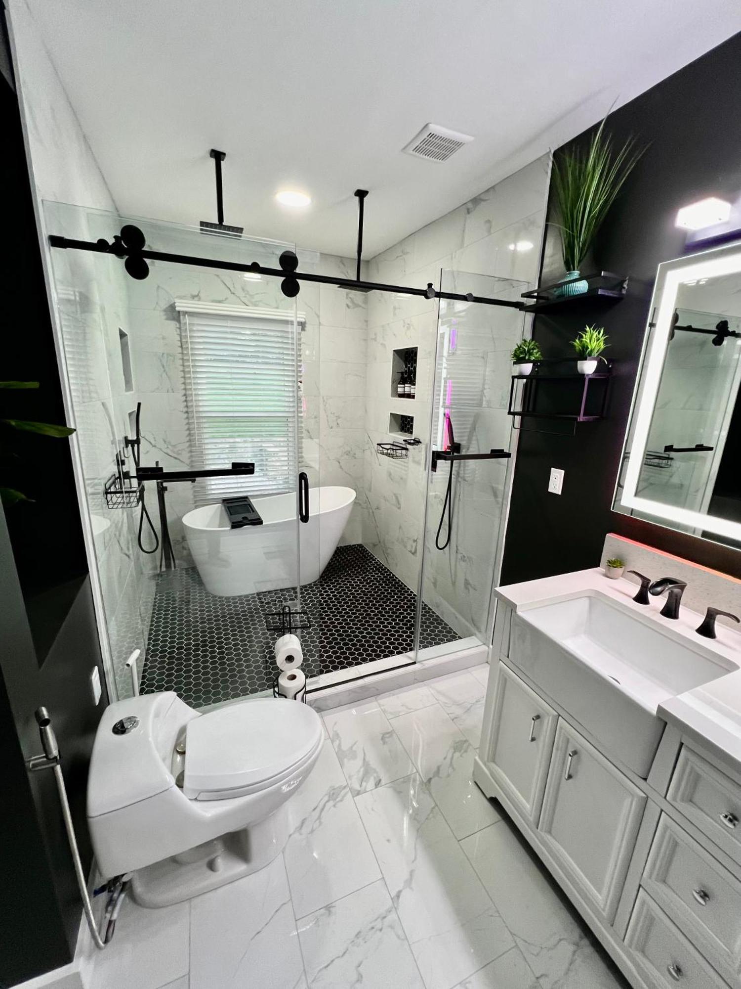 Charming 2Br 2Ba 10 Min Dt Airport By Lsp Homes アトランタ エクステリア 写真