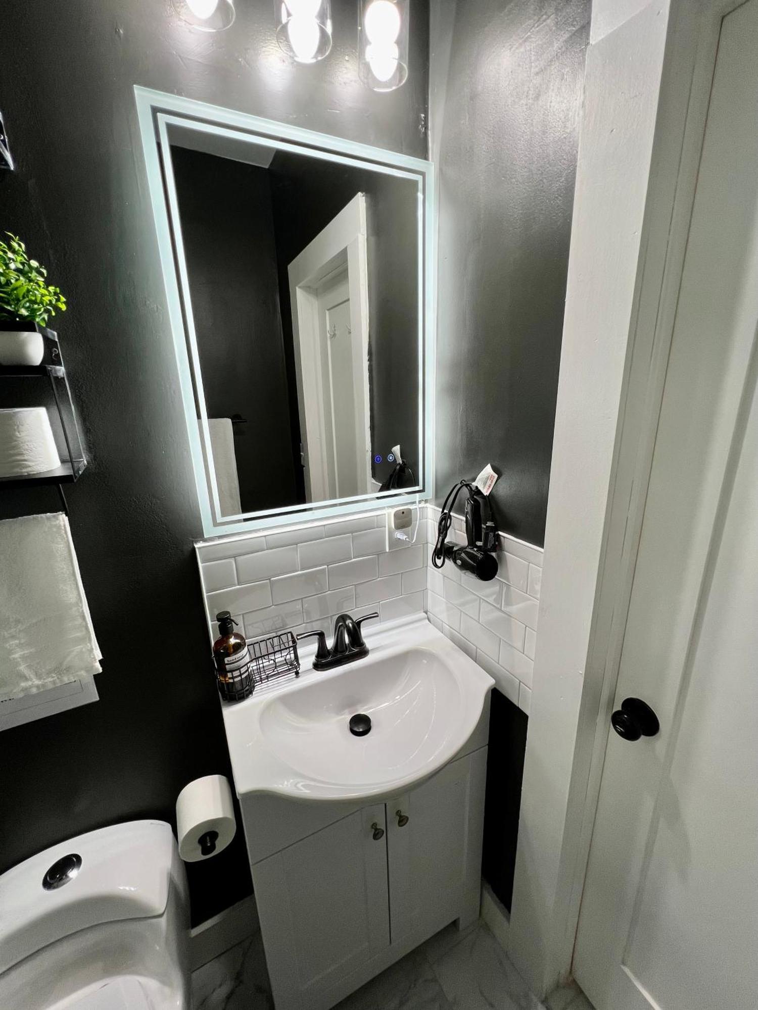 Charming 2Br 2Ba 10 Min Dt Airport By Lsp Homes アトランタ エクステリア 写真
