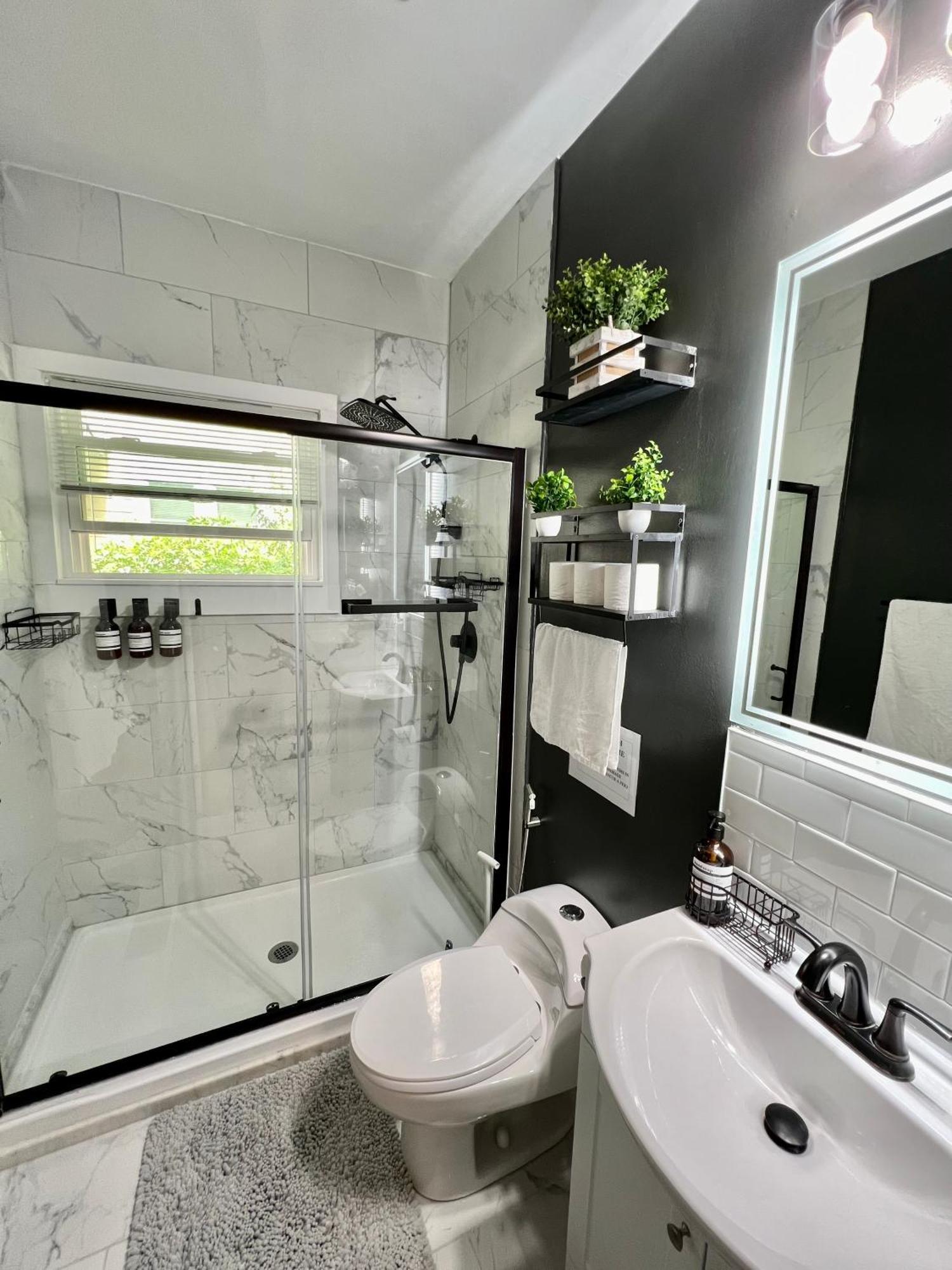 Charming 2Br 2Ba 10 Min Dt Airport By Lsp Homes アトランタ エクステリア 写真