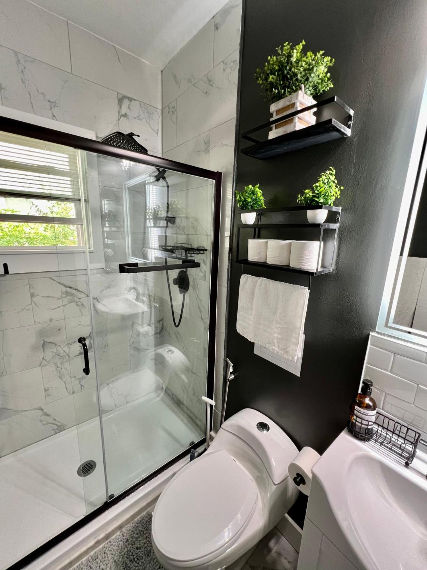 Charming 2Br 2Ba 10 Min Dt Airport By Lsp Homes アトランタ エクステリア 写真